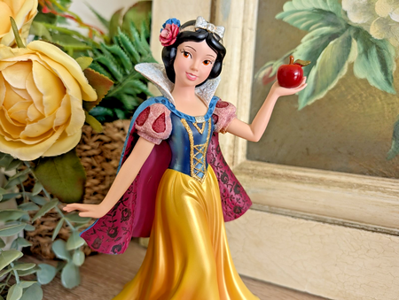 Disney Showcase Haute Couture Snow White Figurine 4031542 Snow White With Apple2