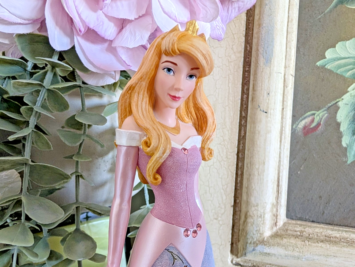 Disney Showcase Aurora Couture de Force figurine 6008690 – left side view