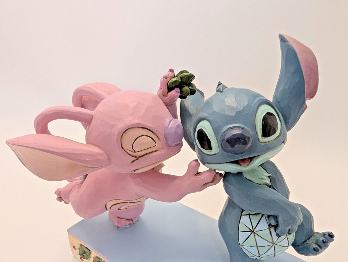 Disney Traditions Stitch and Angel Mistletoe Kisses figurine 6008980 – additional display view