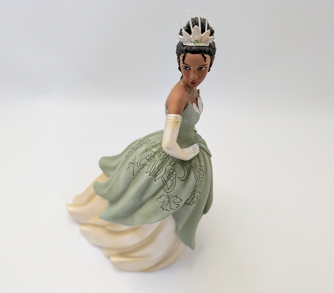 Disney Showcase Tiana Couture de Force figurine 6005687 – display angle