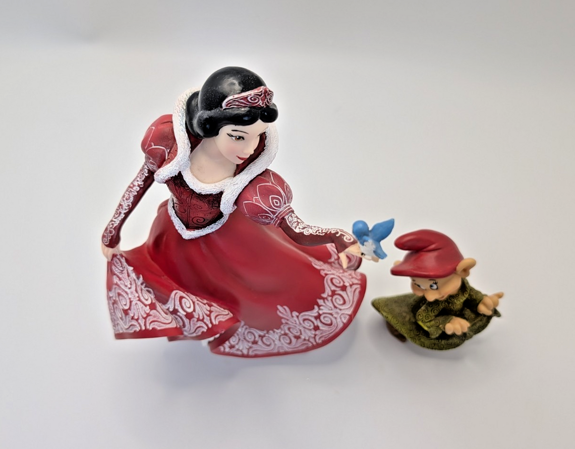 Disney Showcase Haute Couture Snow White & Dopey Christmas Holiday Figurine12
