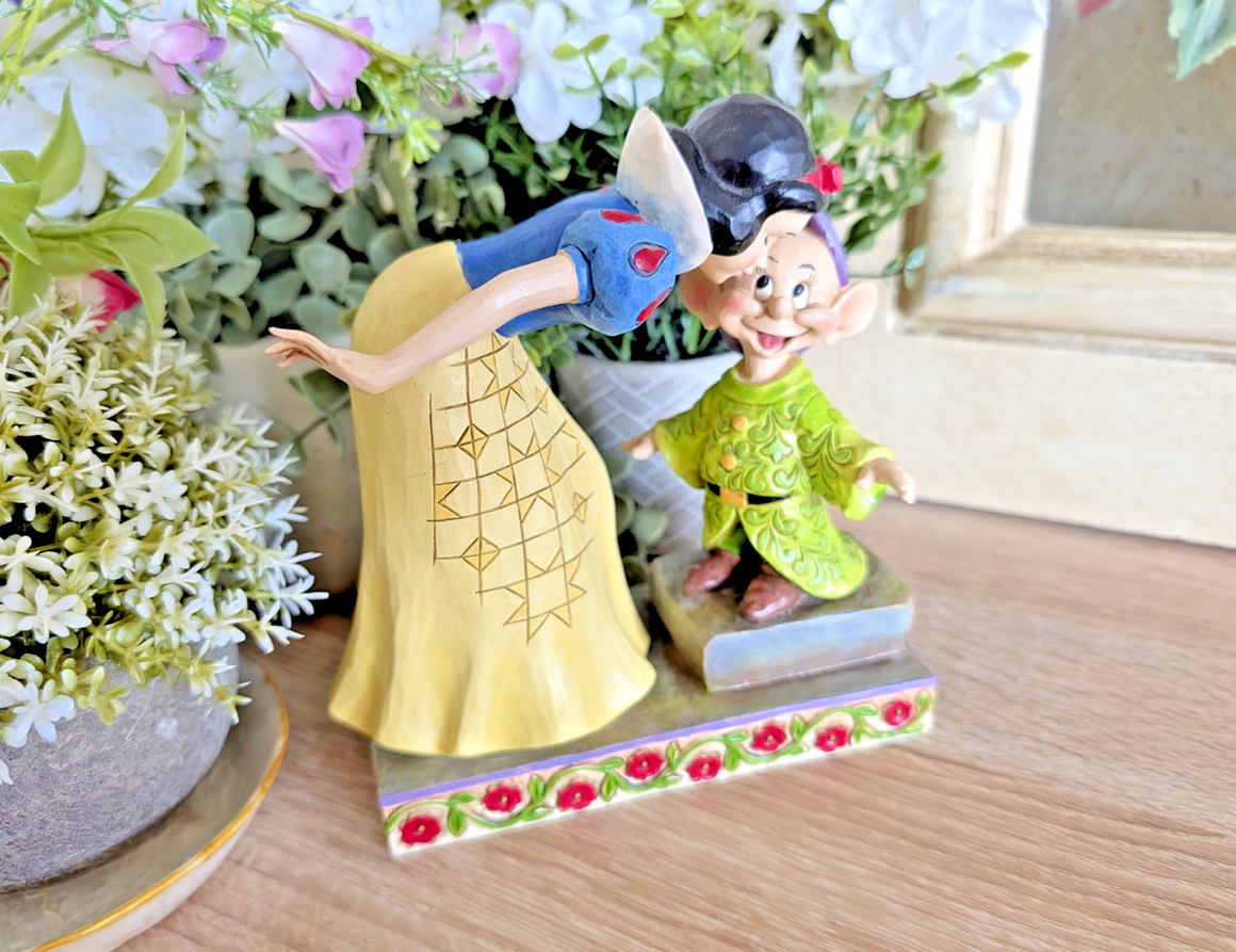 Disney Traditions Showcase Snow White & Dopey Sweetest Farewell Figurine J Shore3