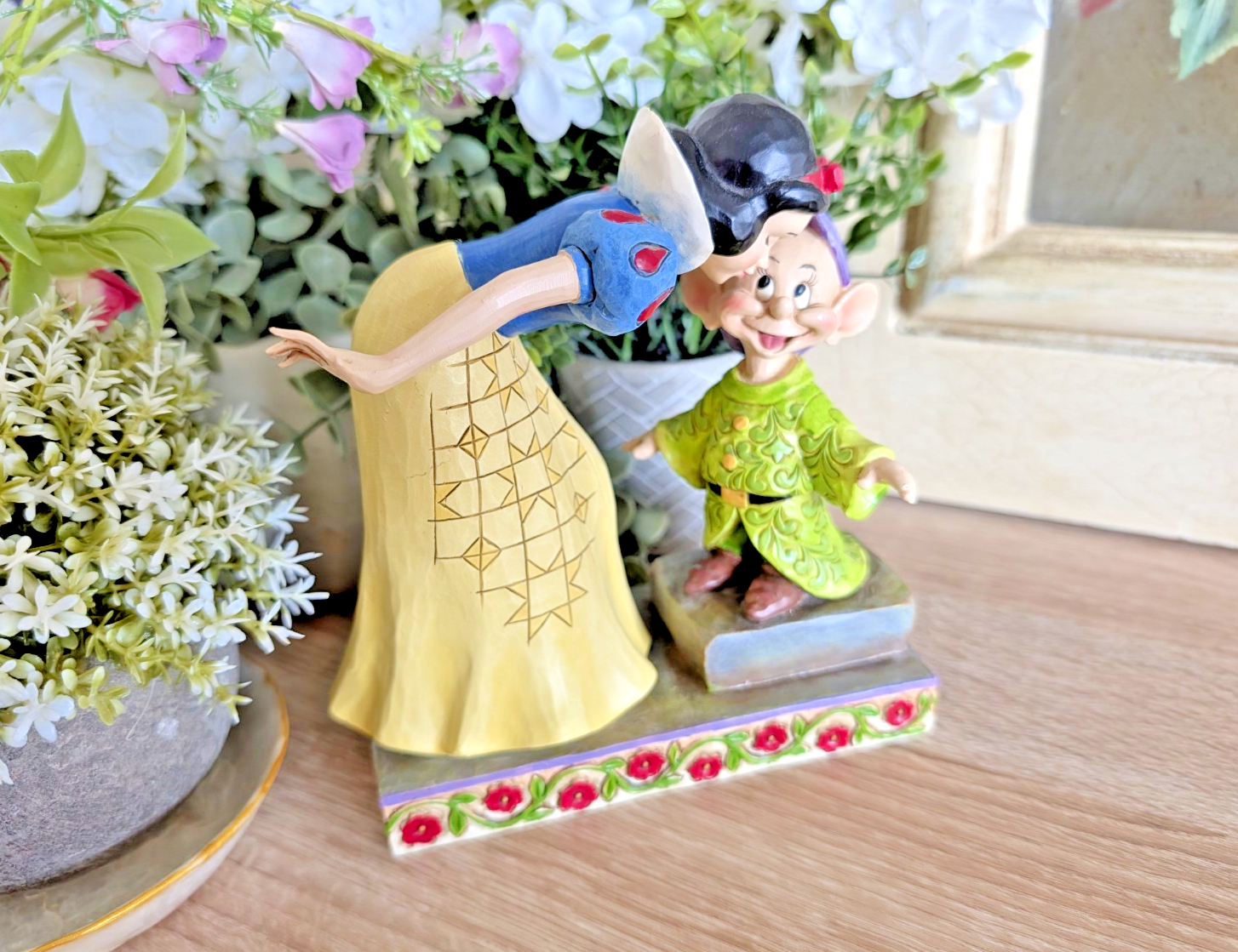 Disney Traditions Showcase Snow White & Dopey Sweetest Farewell Figurine J Shore3