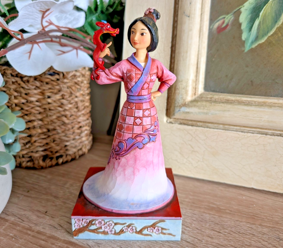 Disney Traditions Mulan och Mushu Determined and Tough 4037510 av Jim Shore – utan originalförpackning
