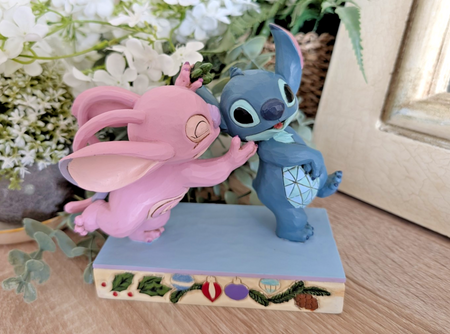 Disney Traditions Stitch and Angel Mistletoe Kisses figurine 6008980 – front view