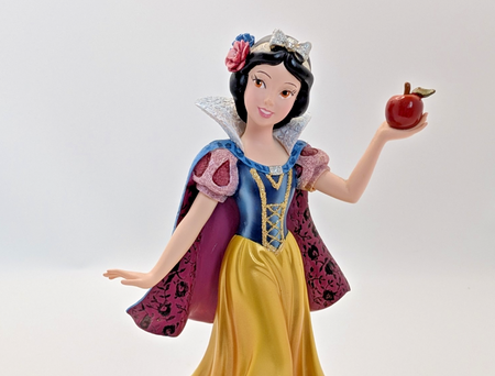 Disney Showcase Haute Couture Snow White Figurine 4031542 Snow White With Apple13