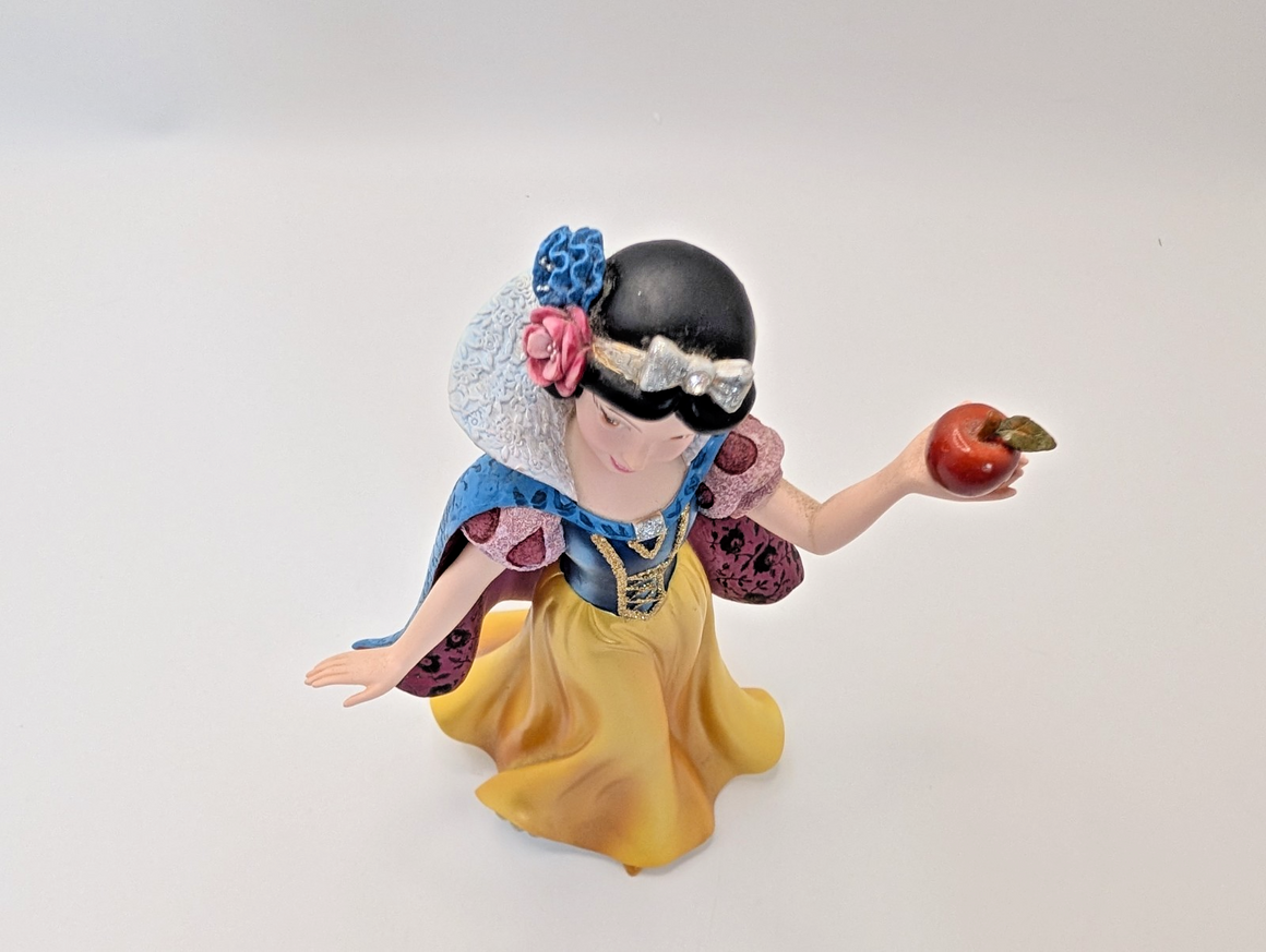 Disney Showcase Haute Couture Snow White Figurine 4031542 Snow White With Apple12