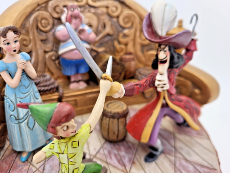 Disney Traditions Daring Duel Figurine Peter Pan Caprain Hook Scene Ornament16