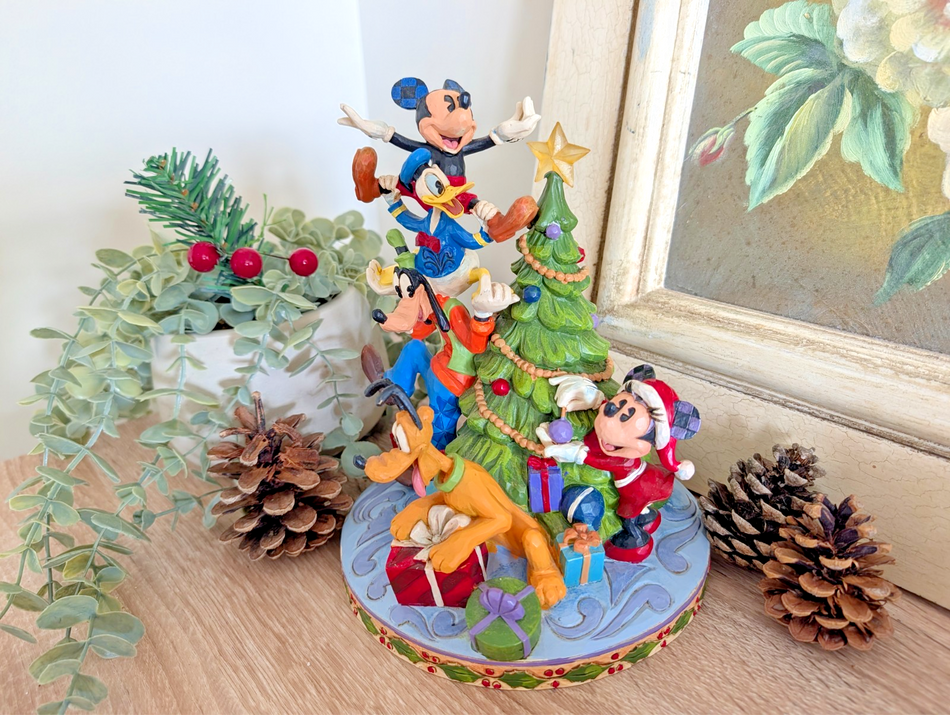 Disney Traditions Musse och vänner Merry Tree Trimming 6008979 av Jim Shore – utan originalförpackning med etikett