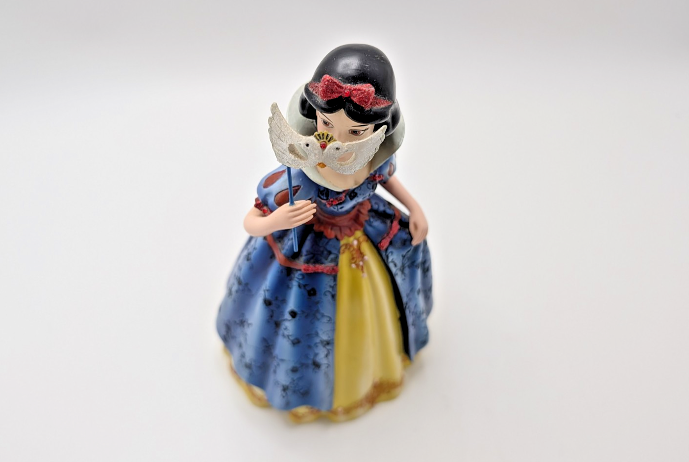 Disney Showcase Snow White Haute Couture Figurine Masquerade Boxed Mask Ball19