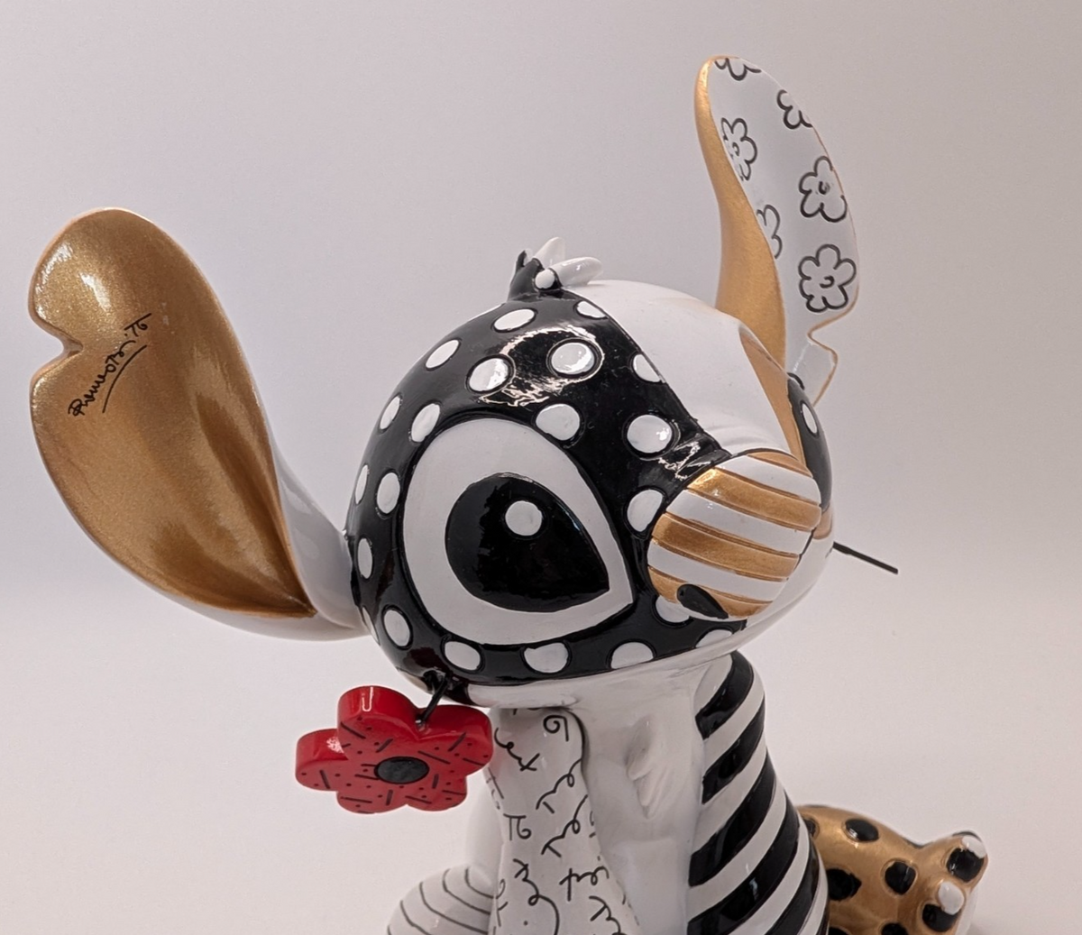 Disney Britto Midas Stitch 6010309 unboxed figurine - lower detail