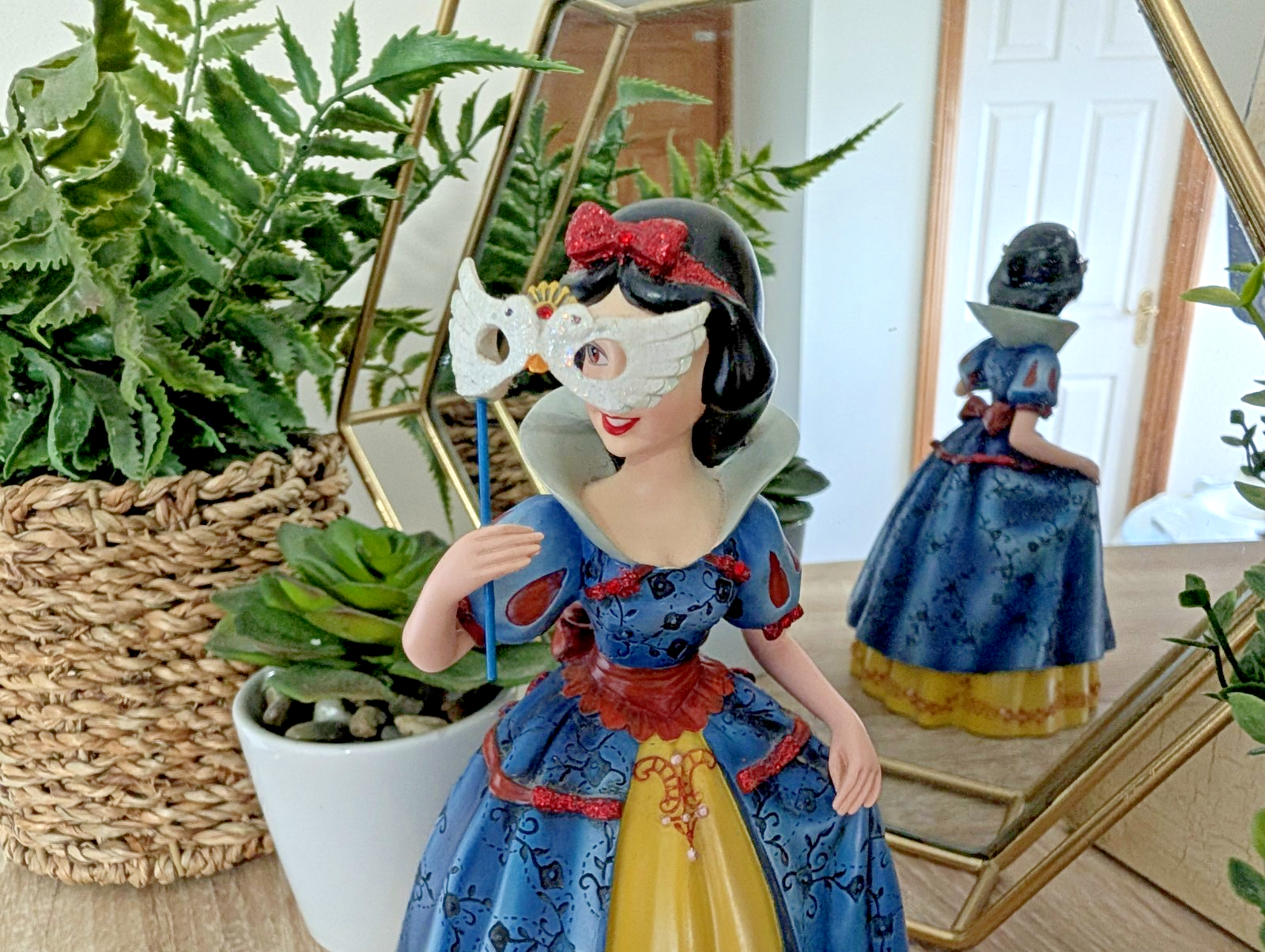 Disney Showcase Snow White Haute Couture Figurine Masquerade Boxed Mask Ball17