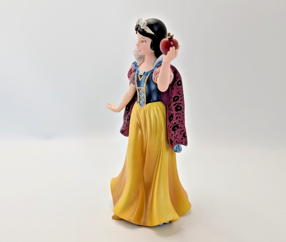 Disney Showcase Haute Couture Snow White Figurine 4031542 Snow White With Apple5