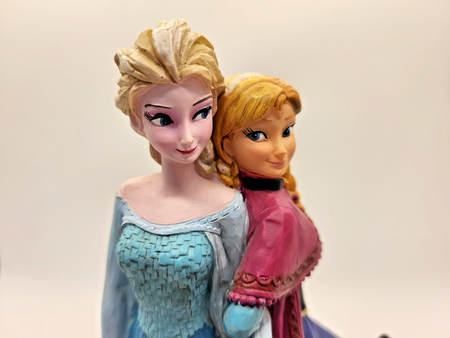 Disney Traditions Elsa and Anna Sisters Forever Jim Shore figurine photo 10