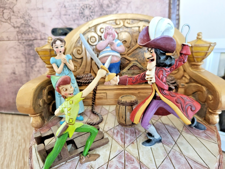 Disney Traditions Daring Duel Figurine Peter Pan Caprain Hook Scene Ornament2