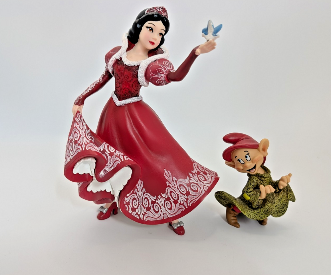 Disney Showcase Haute Couture Snow White & Dopey Christmas Holiday Figurine5
