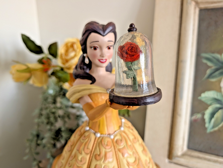Disney Traditions Belle A Rare Rose Deluxe 6009139 – detail and condition photograph 4