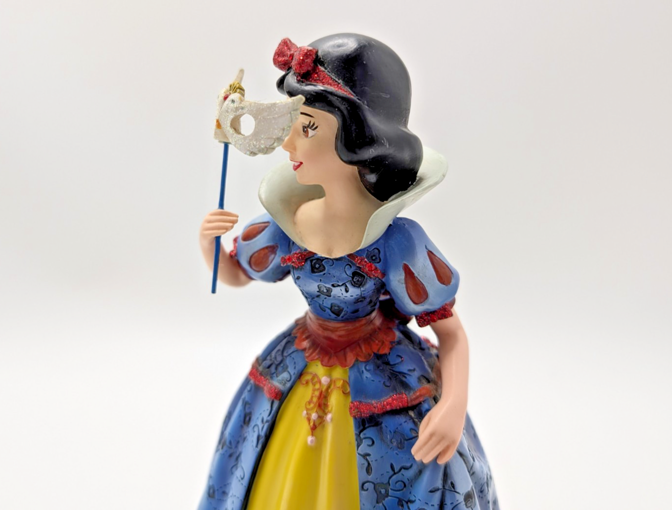 Disney Showcase Snow White Haute Couture Figurine Masquerade Boxed Mask Ball21
