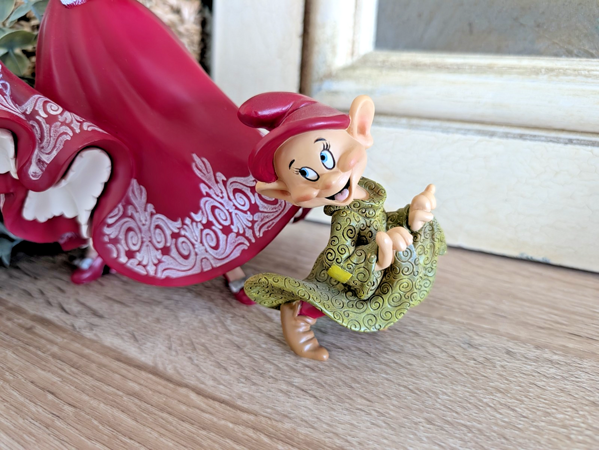 Disney Showcase Haute Couture Snow White & Dopey Christmas Holiday Figurine2