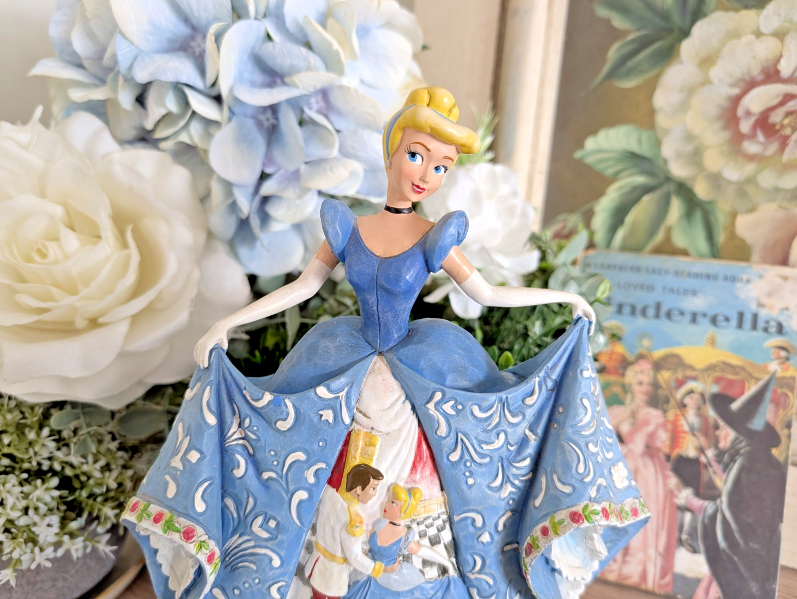 Disney Traditions Showcase Cinderella Romantic Waltz Figurine Jim Shore Scene1