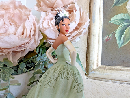 Disney Showcase Tiana Couture de Force figurine 6005687 – left side view