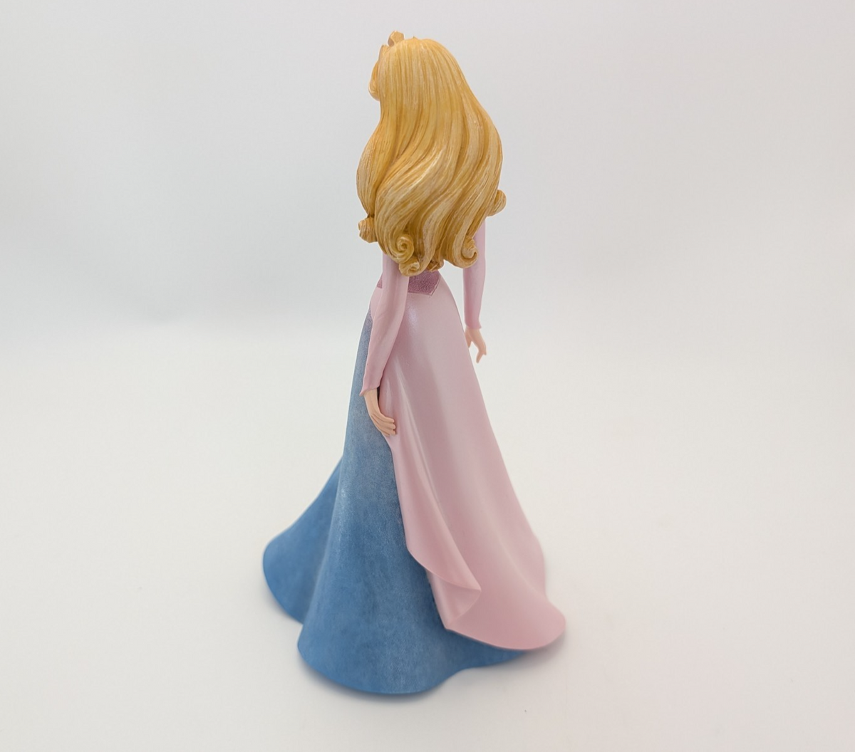 Disney Showcase Aurora Couture de Force figurine 6008690 – painted pattern detail