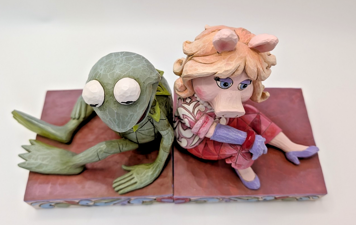 Alternate view of Disney Traditions Kermit and Miss Piggy bookends 4026093