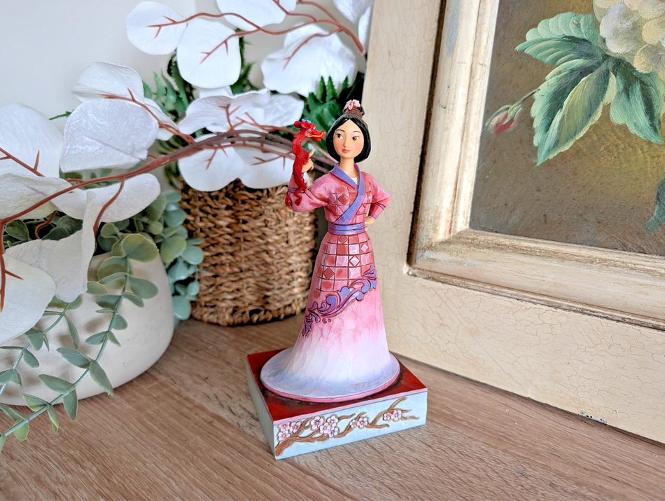 Disney Traditions Mulan och Mushu Determined and Tough 4037510 av Jim Shore – utan originalförpackning