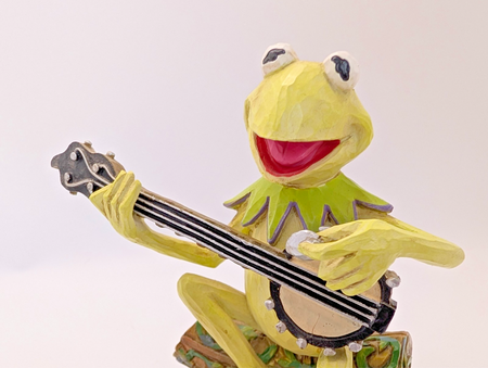 Disney Traditions Kermit Find Your Rainbow Connection 4020800 – scale and size view