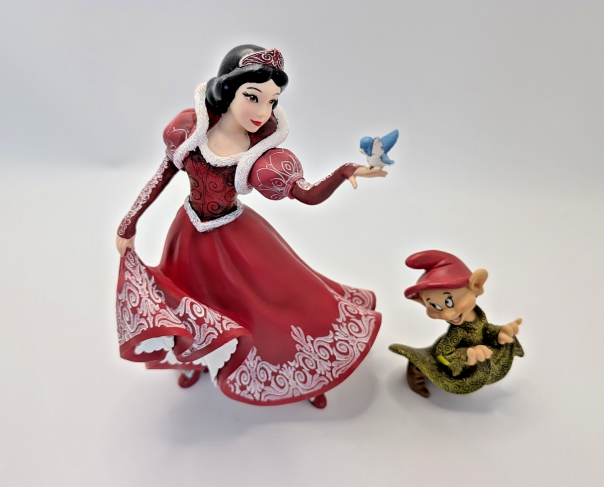 Disney Showcase Haute Couture Snow White & Dopey Christmas Holiday Figurine11