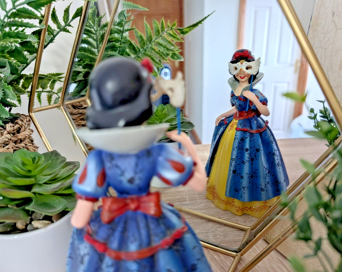 Disney Showcase Snow White Haute Couture Figurine Masquerade Boxed Mask Ball15