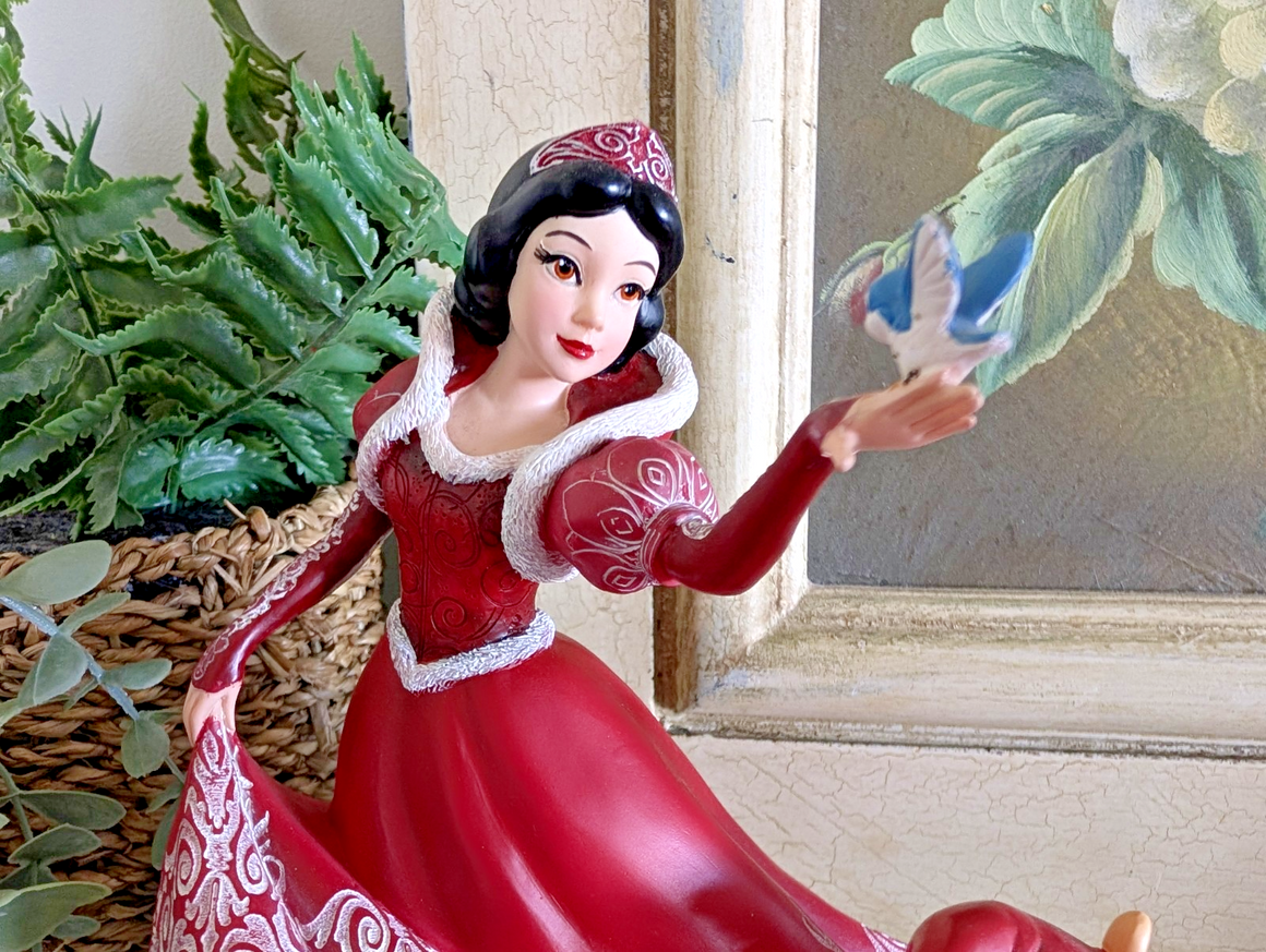 Disney Showcase Haute Couture Snow White & Dopey Christmas Holiday Figurine3