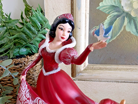 Disney Showcase Haute Couture Snow White & Dopey Christmas Holiday Figurine3