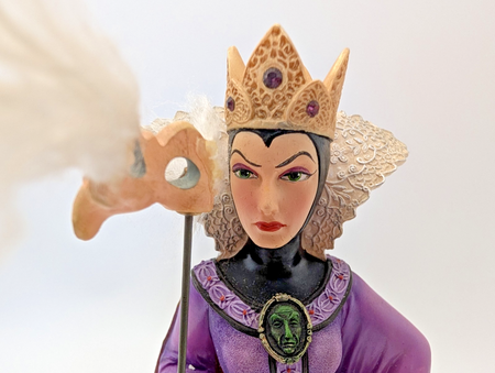 Disney Showcase Couture de Force Evil Queen Masquerade figurine photo 18