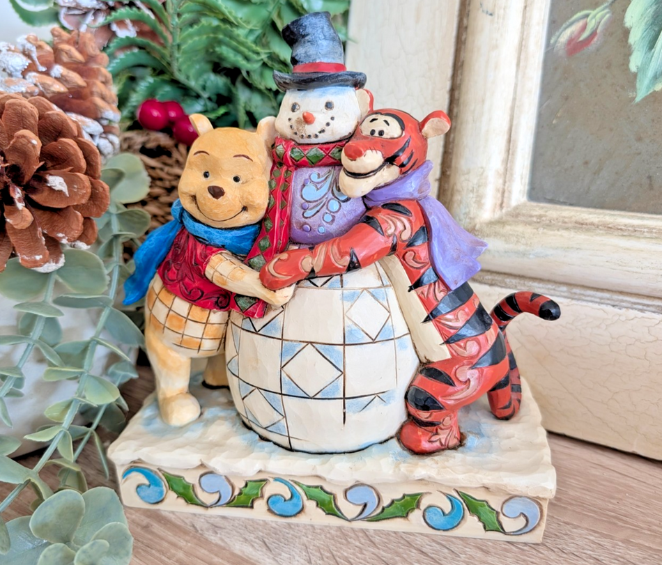 Disney Traditions Winnie the Pooh and Tigger Winter Hugs 4033265 av Jim Shore – i kartong med etikett