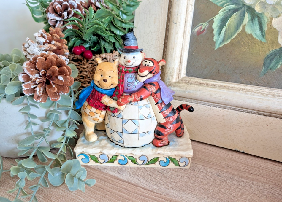 Disney Traditions Winnie the Pooh and Tigger Winter Hugs 4033265 av Jim Shore – i kartong med etikett