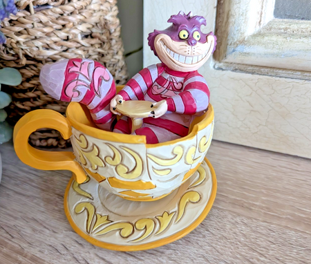 Disney Traditions Cheshire Cat Mad Tea Party 4032117 – full figurine view
