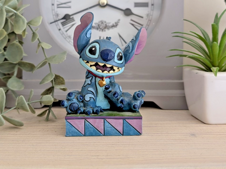 Disney Traditions Stitch Ohana Means Family figurine 4016555 front display view