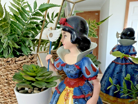 Disney Showcase Snow White Haute Couture Figurine Masquerade Boxed Mask Ball14