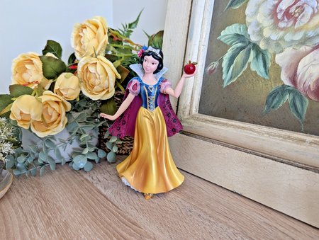Disney Showcase Haute Couture Snow White Figurine 4031542 Snow White With Apple3