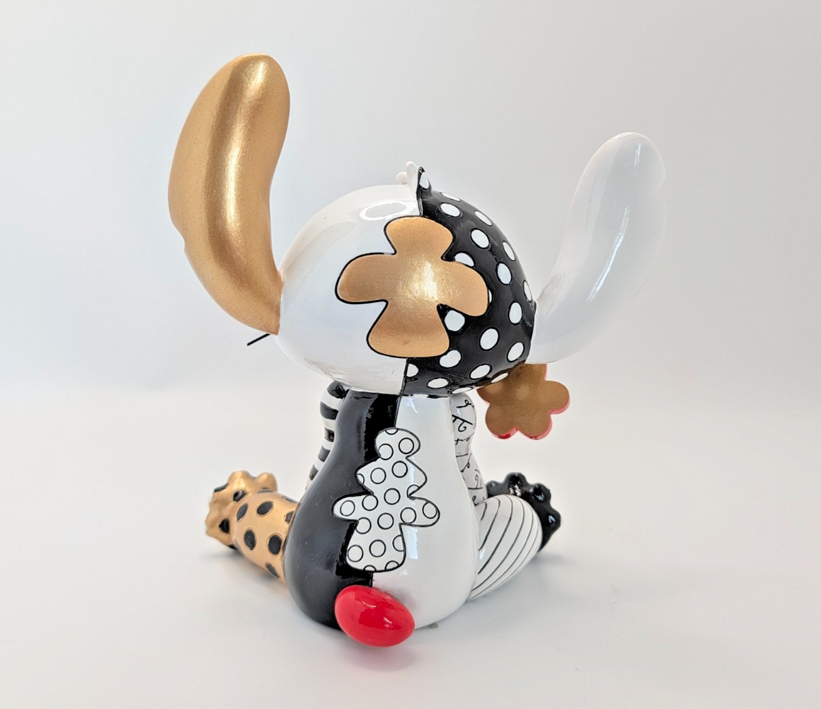 Disney Britto Midas Stitch 6010309 unboxed figurine - costume and pattern detail