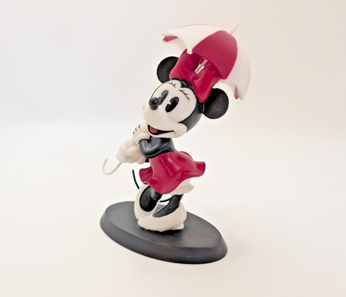 Disney Enchanting Collection Minnie Mouse Big Smile on a Rainy Day A24357 – close-up detail