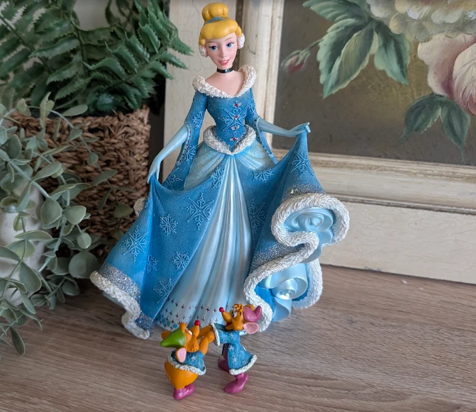 Disney Showcase Christmas Cinderella with Jaq and Gus Figurine 6002181